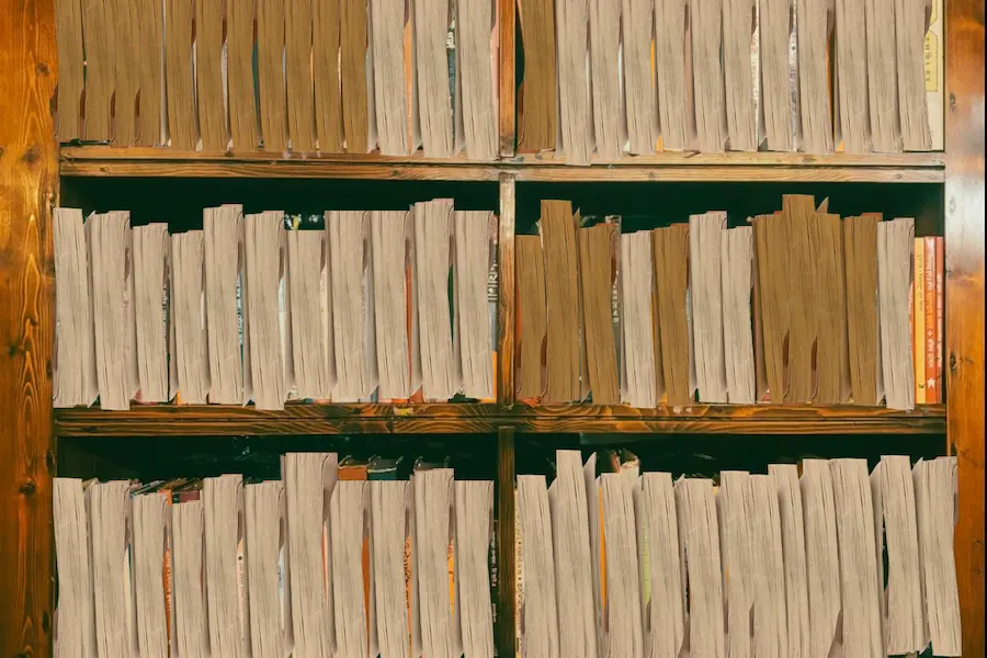 Bibliotecă cărți întoarse minimalist