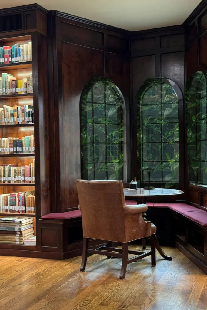 Bibliotecă acasă cu ferestre stil franțuzesc și natură